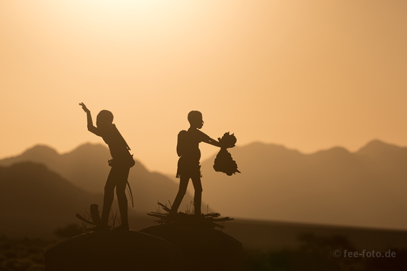 San-People-Sculpture-Silhouette